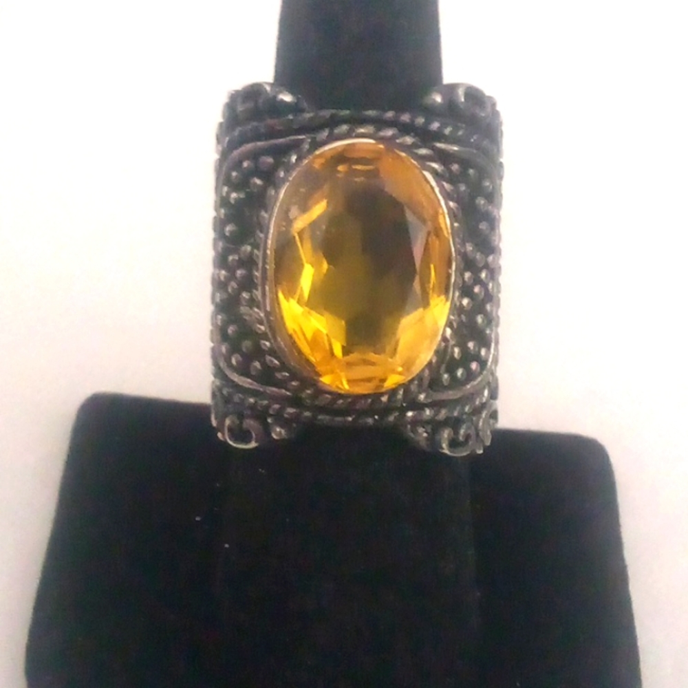 Big 20ct yellow 💛 topaz vintage ring. Sent rhodium coated silver Size 8 🤗